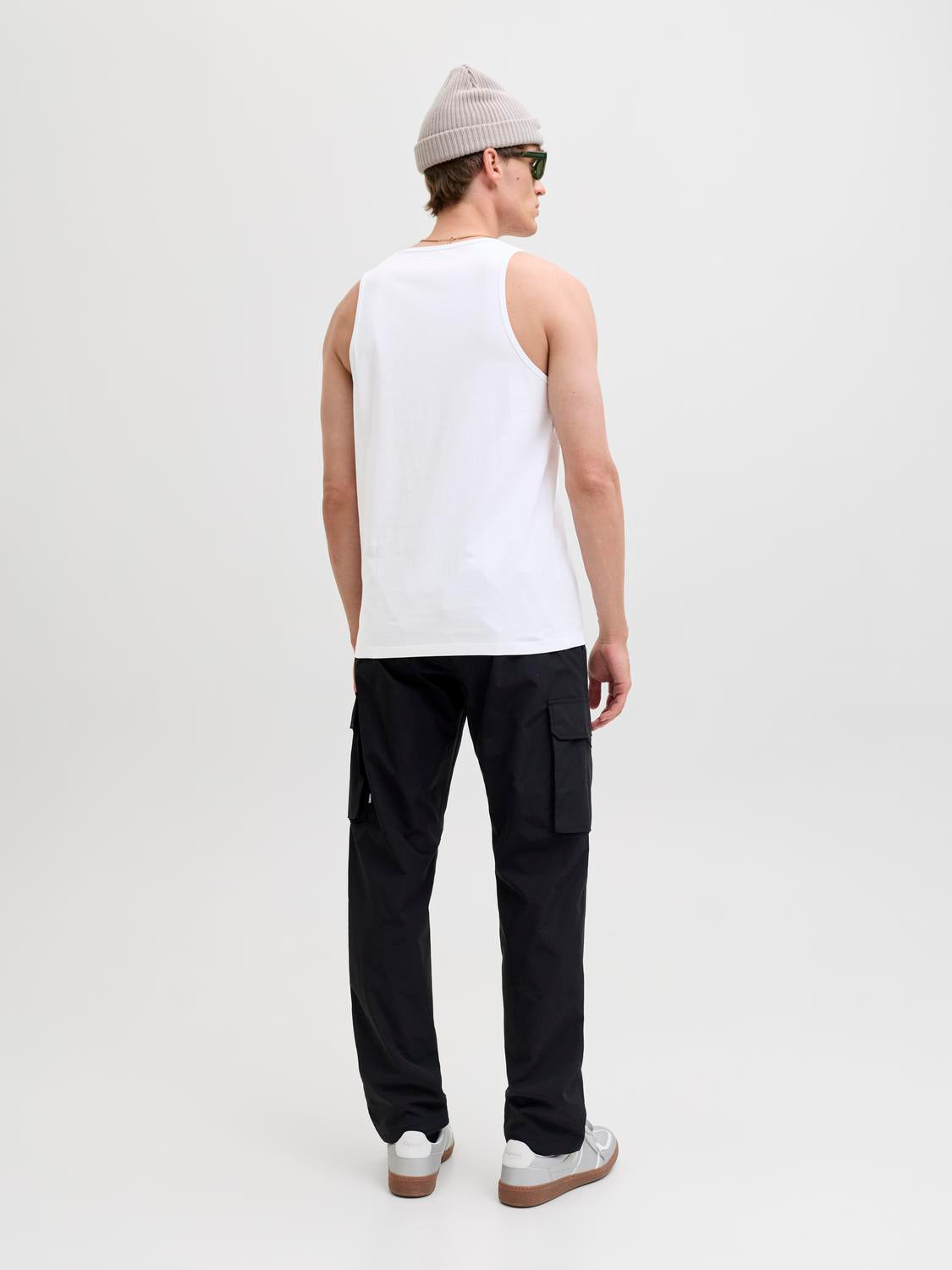 model_shot-back